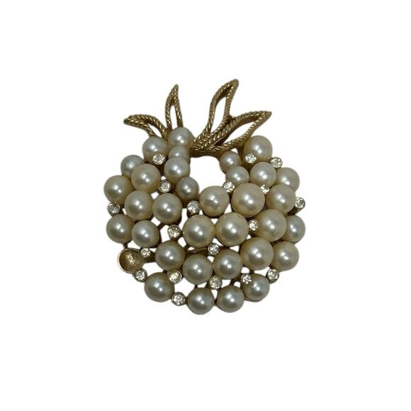 Trifari Vintage Wreath Pearls Gold tone Rhinestones Brooch - Picture 5 of 12